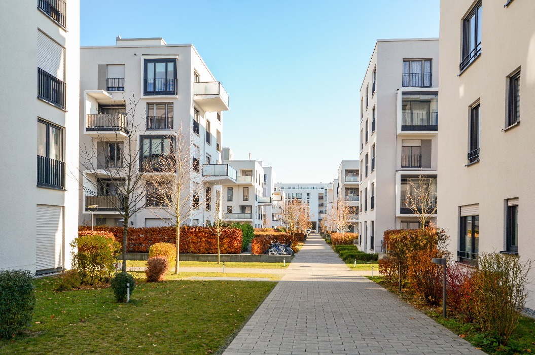 Stadtbild mit Wohngebäuden im Spätherbst